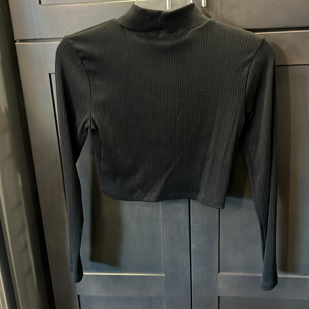 Altar'd State Turtle Neck Crop Black Top. Long Sleeves. XS very good condition - Picture 8 of 8